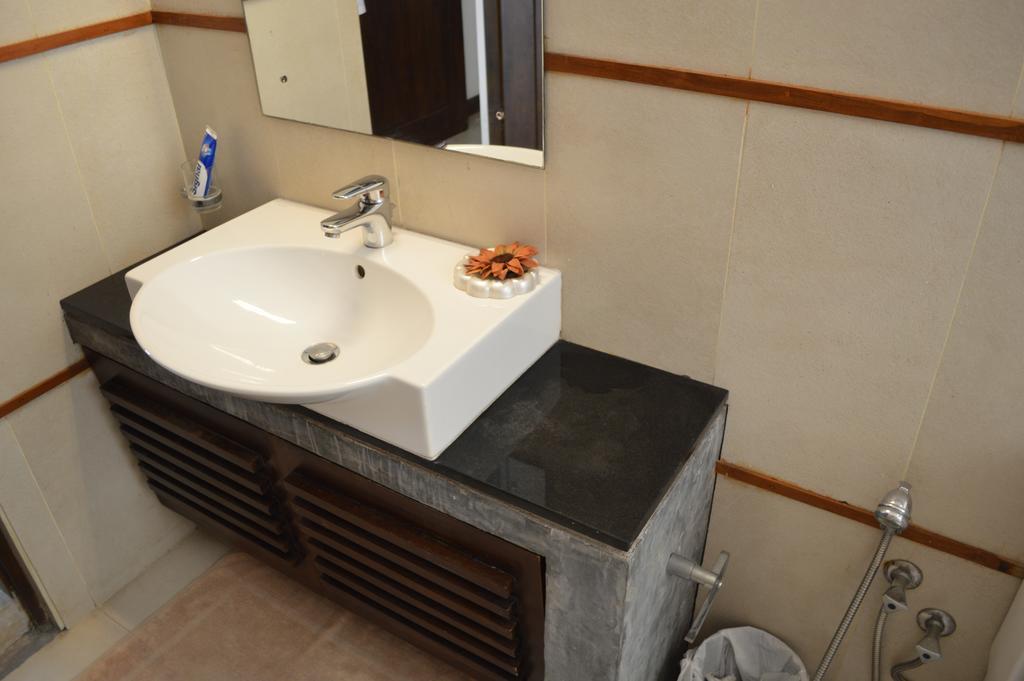Star Class Comfort In Capital City Батарамула Стая снимка