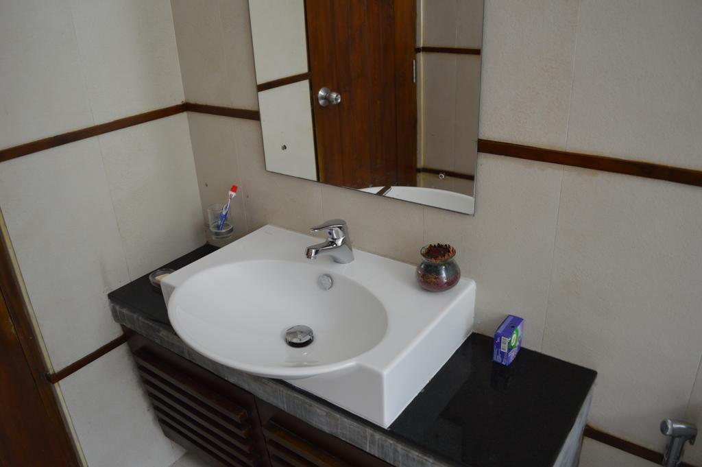 Star Class Comfort In Capital City Батарамула Стая снимка